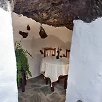 Rural House With Natural Cave 이코드레로스비노스