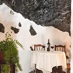 Rural House With Natural Cave 이코드레로스비노스